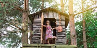 Uroczy domek dla dzieci z drewna - idealny zakątek w ogrodzie na drzewie lub pniu