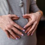 Zdrowe paznokcie w ciąży: czy można wykonywać manicure hybrydowy?