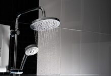 Deszczowa głowica prysznicowa kontra tradycyjna wylewka - wybierz nowoczesny zestaw do kąpiel wspólna