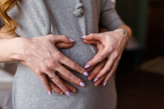 Zdrowe paznokcie w ciąży: czy można wykonywać manicure hybrydowy?